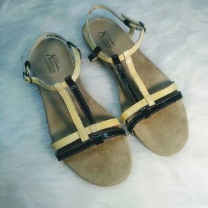 🌸Clarks Artisan Flat Suede Strappy Sandals Size 8